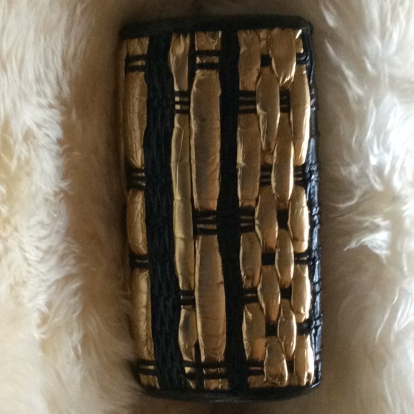 Clutch. - Picture 3 of 5